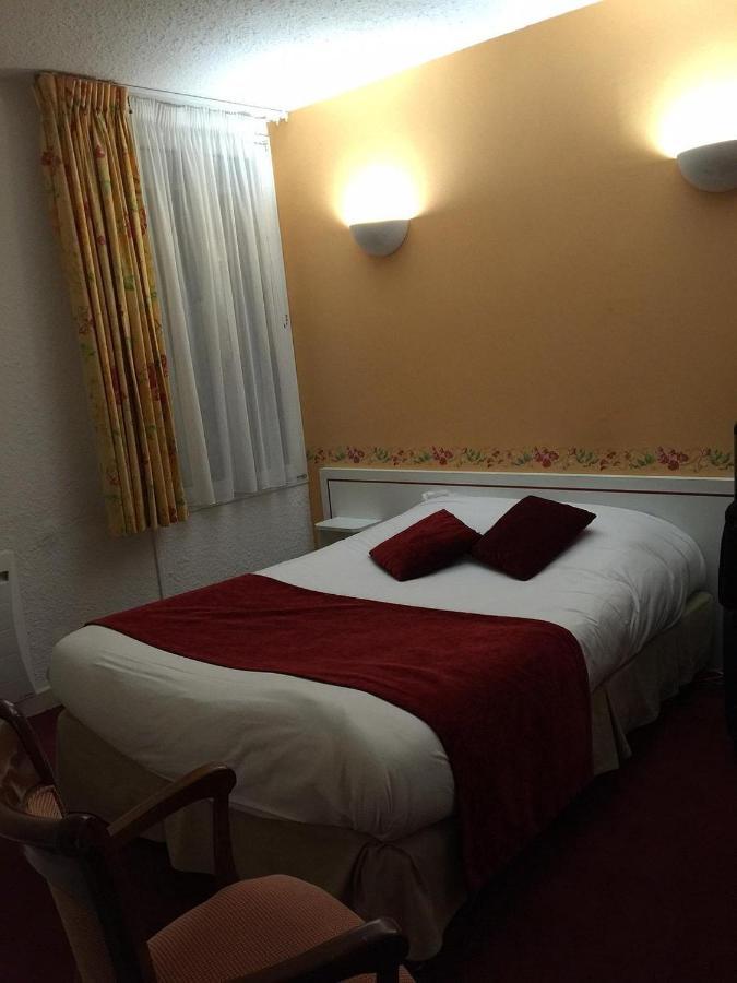 Logis Le Cheval Rouge Hotel Сант-Мену Екстериор снимка