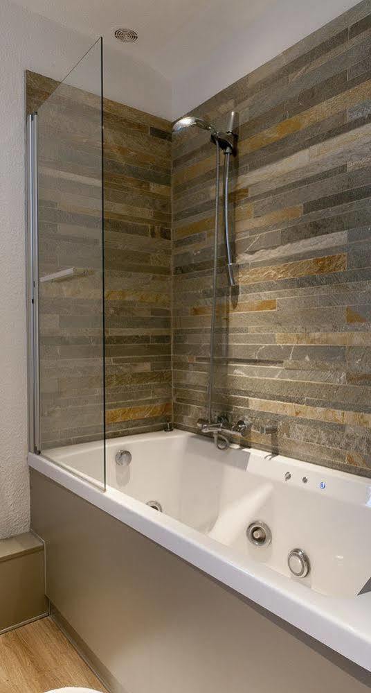 Logis Le Cheval Rouge Hotel Сант-Мену Екстериор снимка
