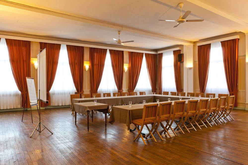 Logis Le Cheval Rouge Hotel Сант-Мену Екстериор снимка