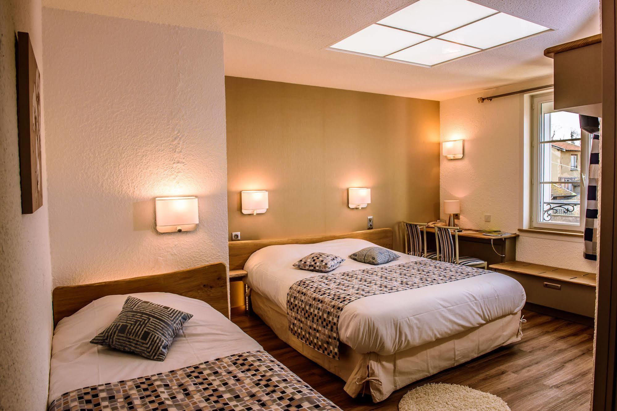 Logis Le Cheval Rouge Hotel Сант-Мену Екстериор снимка