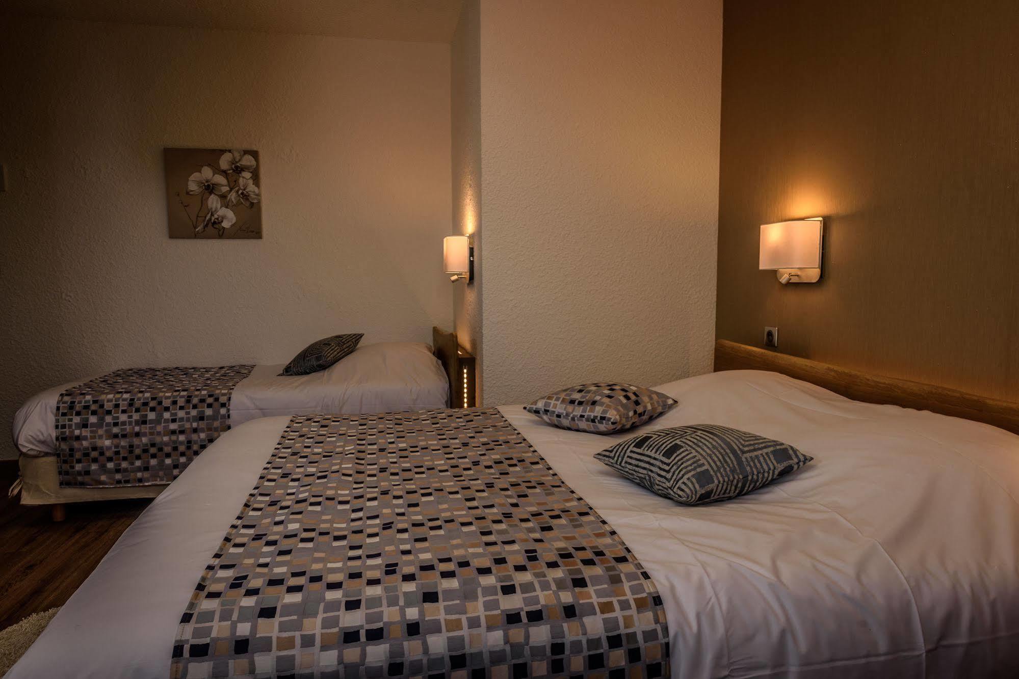 Logis Le Cheval Rouge Hotel Сант-Мену Екстериор снимка