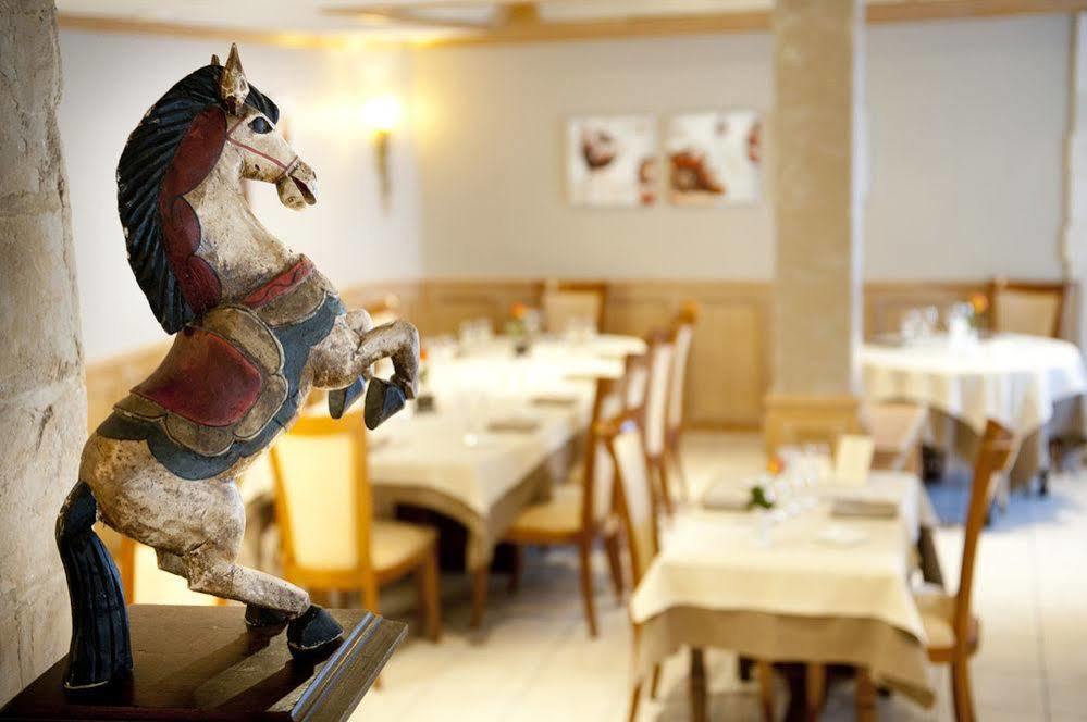 Logis Le Cheval Rouge Hotel Сант-Мену Екстериор снимка