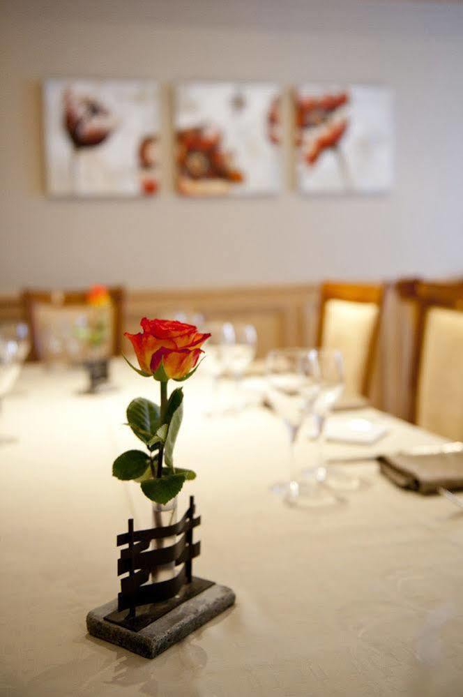 Logis Le Cheval Rouge Hotel Сант-Мену Екстериор снимка
