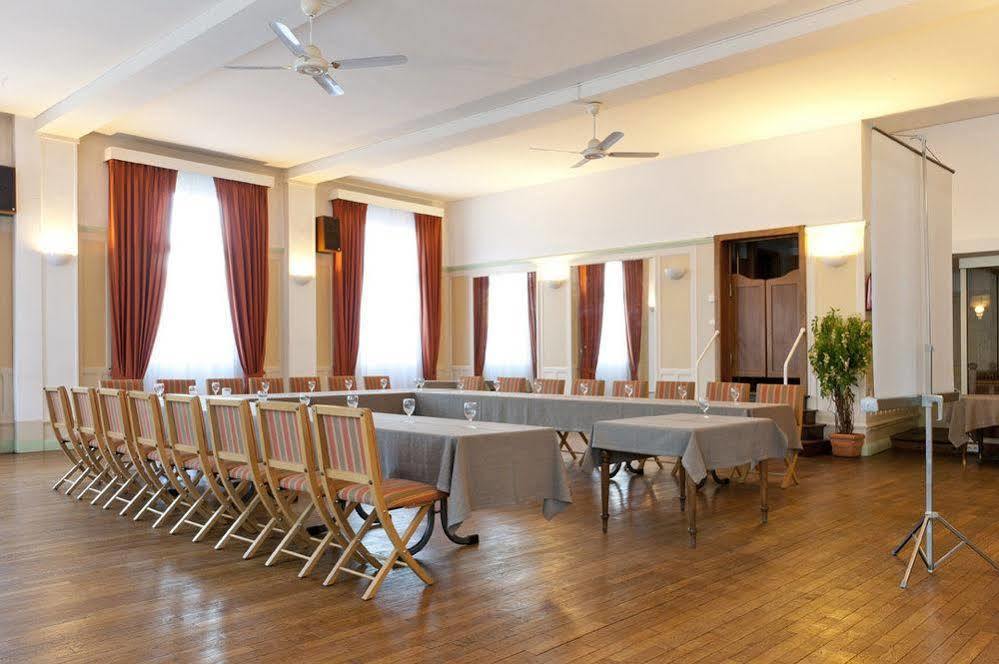 Logis Le Cheval Rouge Hotel Сант-Мену Екстериор снимка